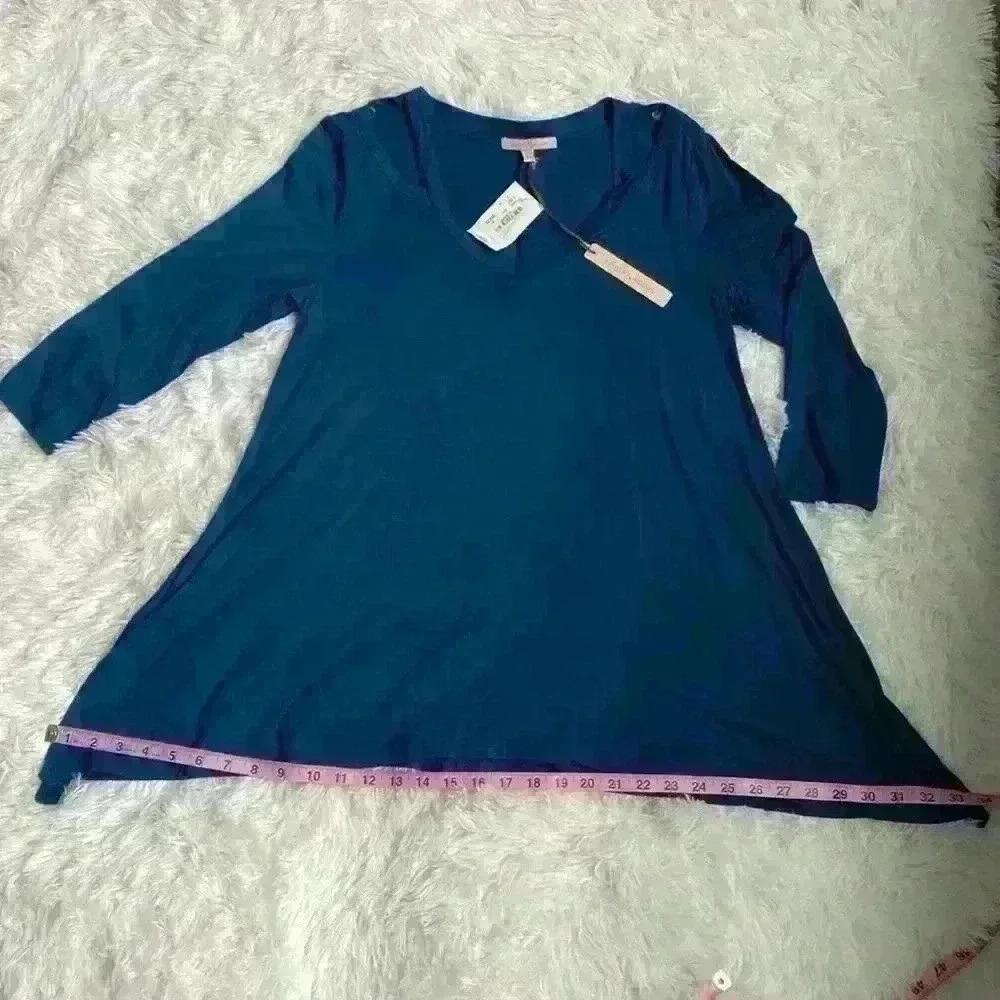 Gibson Latimer.  Size medium tunic. Trapeze style. Cut outs at shoulder.  NWT.